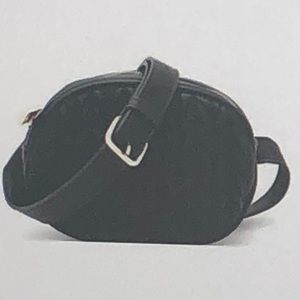 👜  Black fanny pack